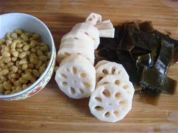 莲藕黄豆棒骨汤的做法步骤3