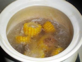 玉米排骨汤的做法图解4