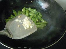 蒜香荷兰豆的做法步骤6