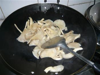 平菇牛肉丸汤的做法图解2