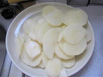 葱香培根炒土豆的做法步骤3