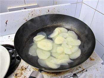 葱香培根炒土豆的做法步骤4