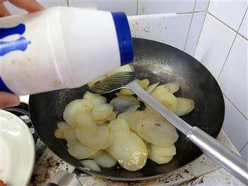 葱香培根炒土豆的做法步骤7