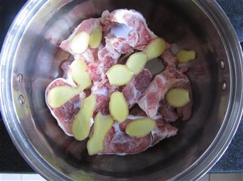 苡米百合猪骨汤的做法步骤3