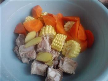 玉米胡萝卜排骨汤的做法图解1