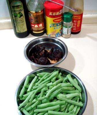 蚝油香菇焖扁豆的做法图解1