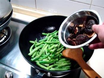 蚝油香菇焖扁豆的做法图解2