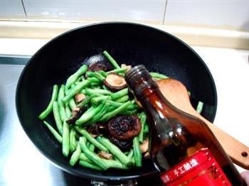 蚝油香菇焖扁豆的做法步骤3