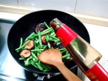 蚝油香菇焖扁豆的做法步骤4