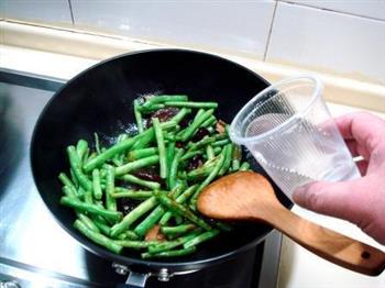 蚝油香菇焖扁豆的做法步骤5