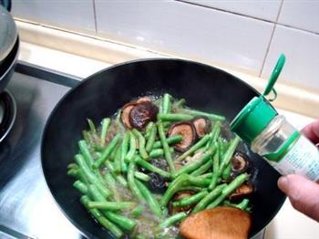 蚝油香菇焖扁豆的做法步骤6