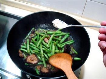 蚝油香菇焖扁豆的做法图解7