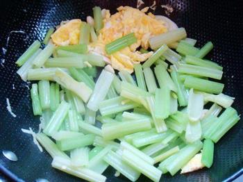 芹菜炒鸡蛋的做法步骤8