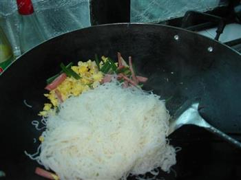 广式炒米粉的做法步骤6
