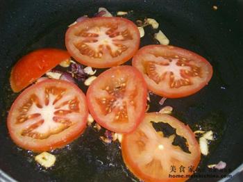 番茄腊肠煎蛋的做法图解3