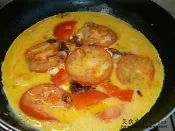 番茄腊肠煎蛋的做法步骤4