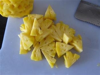 糖水菠萝的做法步骤1