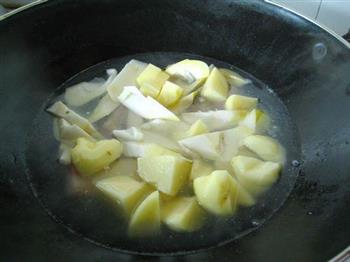 春笋土豆烧咸肉的做法步骤4