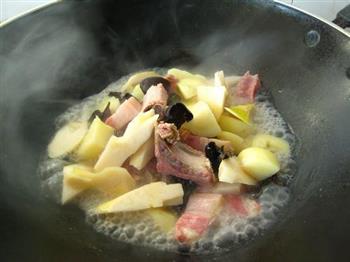 春笋土豆烧咸肉的做法步骤5
