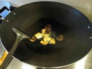 腐竹香菇焖鸡的做法步骤3