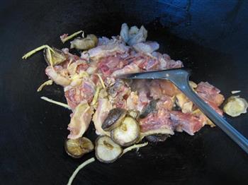 腐竹香菇焖鸡的做法步骤4