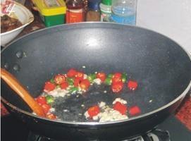 腊肠炒酸辣蕨菜的做法步骤4