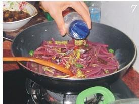 腊肠炒酸辣蕨菜的做法步骤7