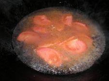 番茄香肠鸡蛋面的做法步骤4
