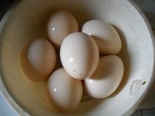 地菜花煮鸡蛋的做法步骤2