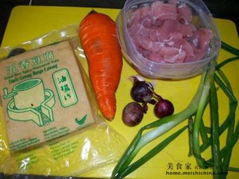 五香豆腐萝卜卤肉的做法图解1