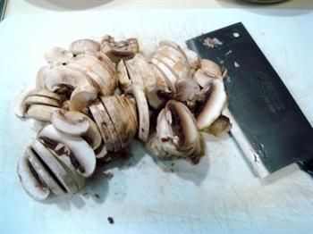 蚝油蘑菇肉片的做法步骤2