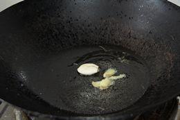鹌鹑蛋焖鸡翅尖的做法步骤3