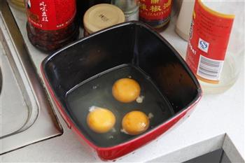 炸酱蒸蛋的做法图解1