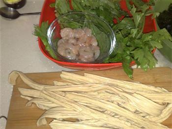 芹菜叶炒腐竹的做法步骤1