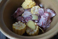 紫菜玉米排骨汤的做法步骤2