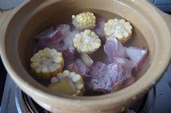 紫菜玉米排骨汤的做法图解3