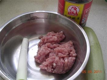 鲜肉西葫芦水饺的做法步骤1