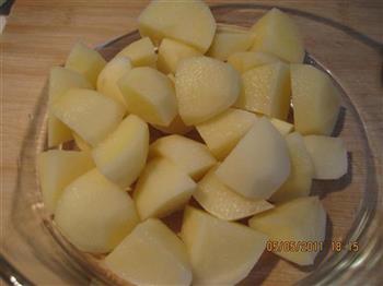 土豆炖排骨的做法图解2