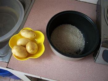土豆焖饭的做法步骤1