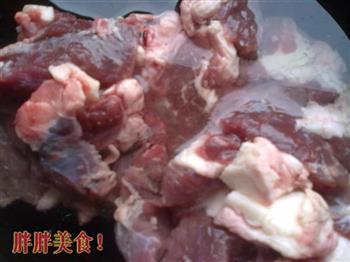 双耳莲子炖牛肉的做法步骤2