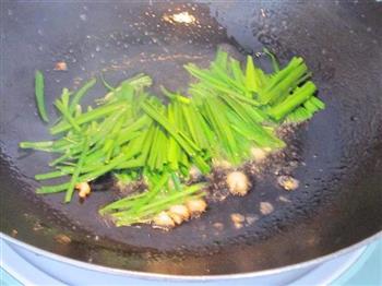 韭菜焖鲜河虾的做法步骤3