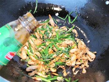 韭菜焖鲜河虾的做法步骤5