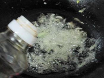 家常鲜河虾炒粉的做法步骤3