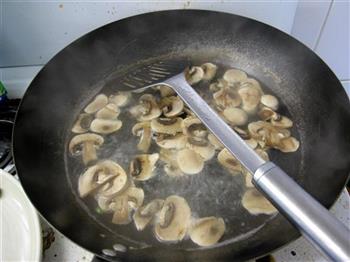 孜然牛肉蘑菇饭的做法步骤4