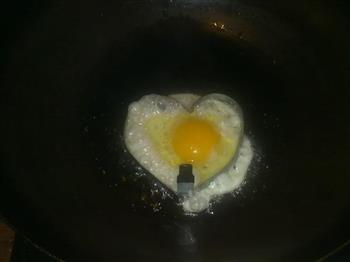 爱心煎鸡蛋的做法步骤3
