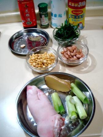 黄豆花生煲猪脚的做法步骤1