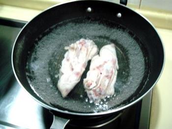 黄豆花生煲猪脚的做法步骤2