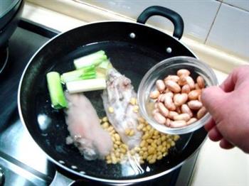 黄豆花生煲猪脚的做法步骤5
