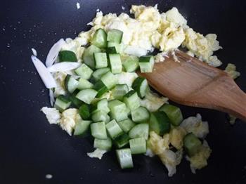 黄瓜蛋炒饭的做法步骤5