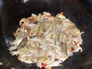 炒河虾的做法步骤5